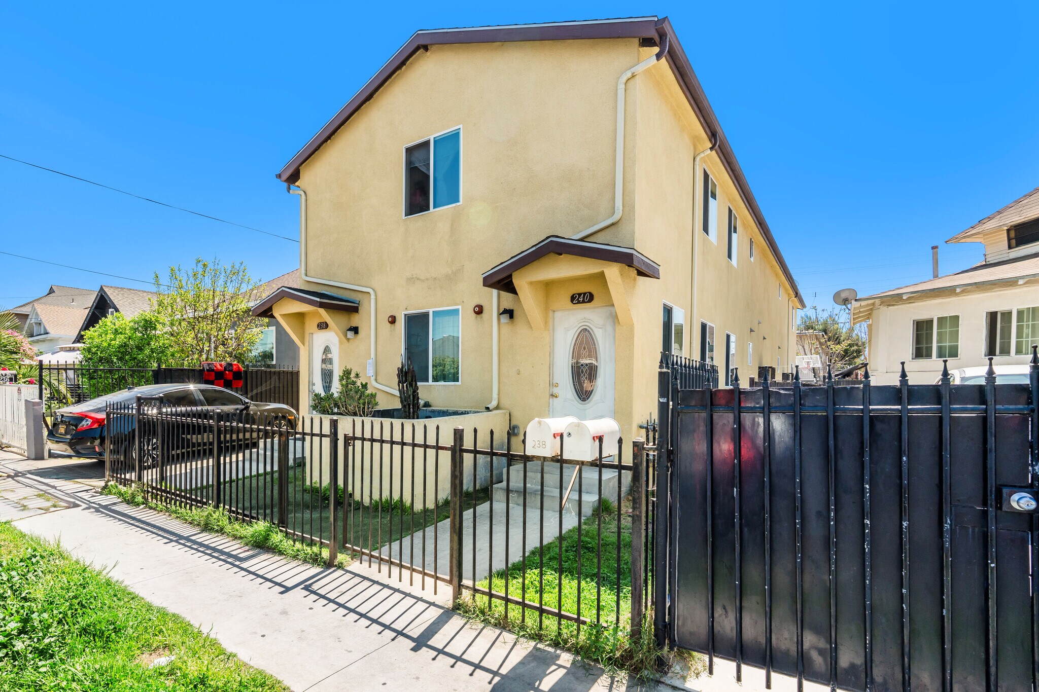 8 Units in South LA portefeuille de 3 biens à vendre sur LoopNet.fr Photo de l’immeuble– Image 1 sur 6