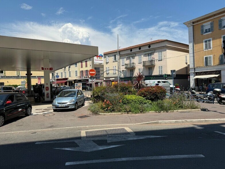 Local commercial dans Cagnes-sur-Mer à louer - Photo de l’immeuble – Image 2 sur 7