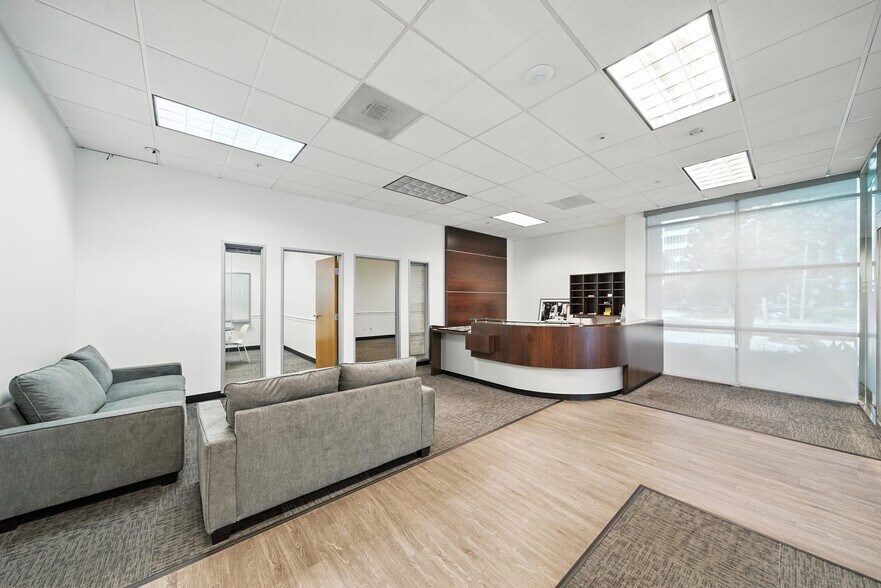 3390 E Miraloma Ave, Anaheim, CA à louer - Photo de l’immeuble – Image 3 sur 10