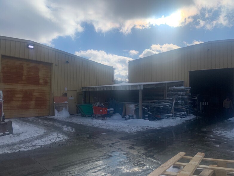 1704 E Highland Rd, Highland, MI à louer - Photo de l’immeuble – Image 2 sur 4