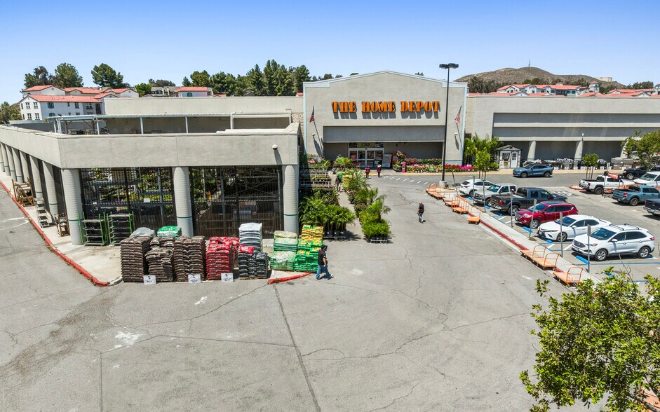 490 N McKinley St, Corona, CA à vendre - Photo de l’immeuble – Image 2 sur 11