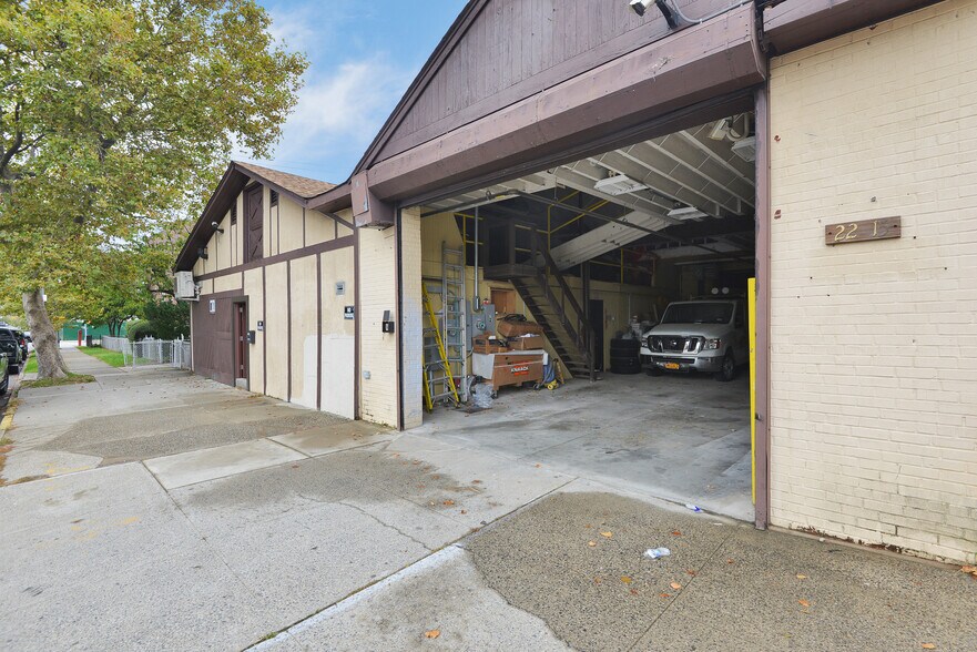 22-14 Hazen St, East Elmhurst, NY à louer - Photo de l’immeuble – Image 1 sur 3