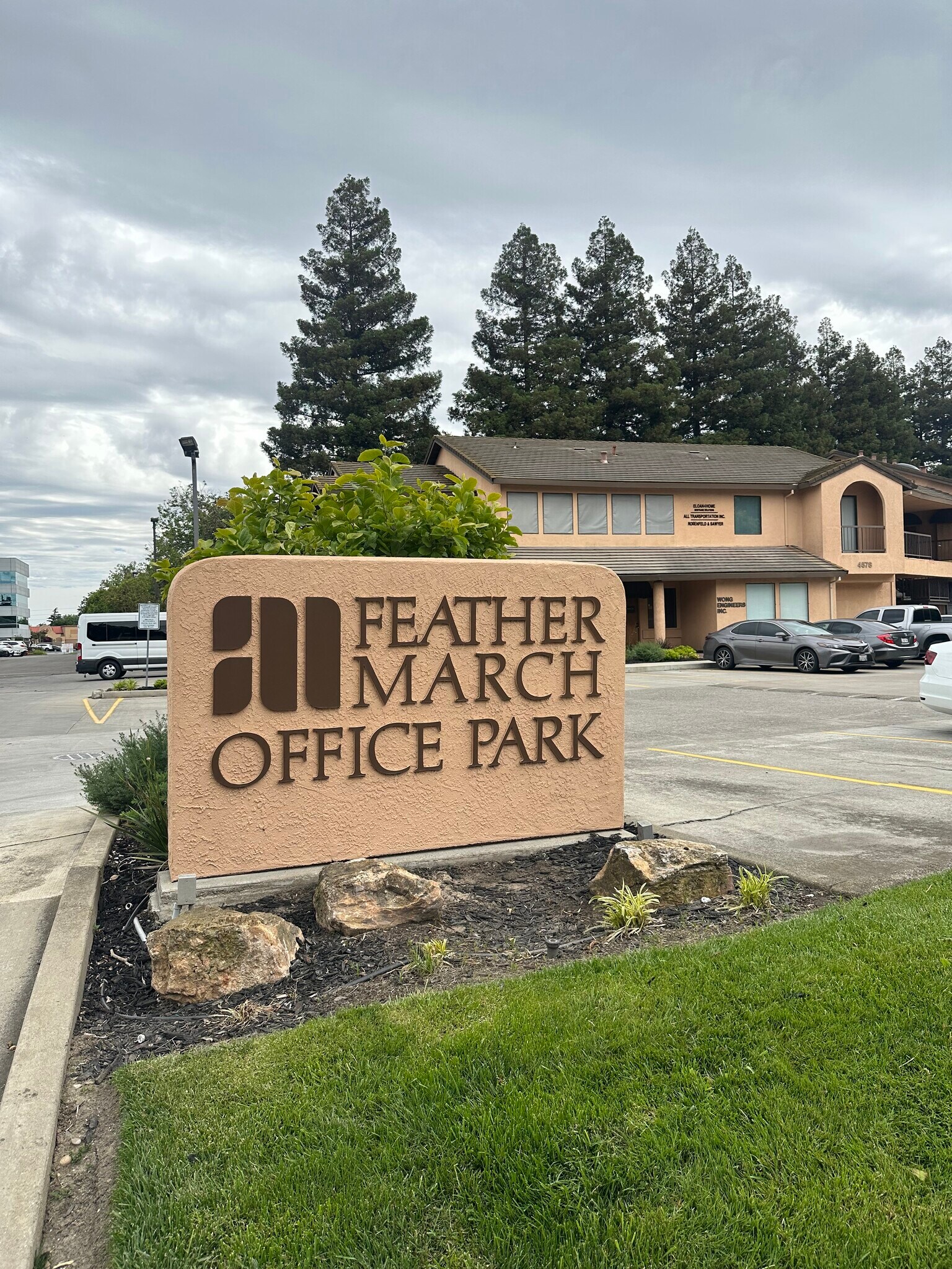 4578 Feather River Dr, Stockton, CA à louer Photo principale– Image 1 sur 2
