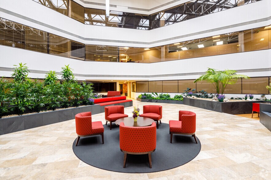 34505 W 12 Mile Rd, Farmington Hills, MI à louer - Hall d’entrée – Image 3 sur 12