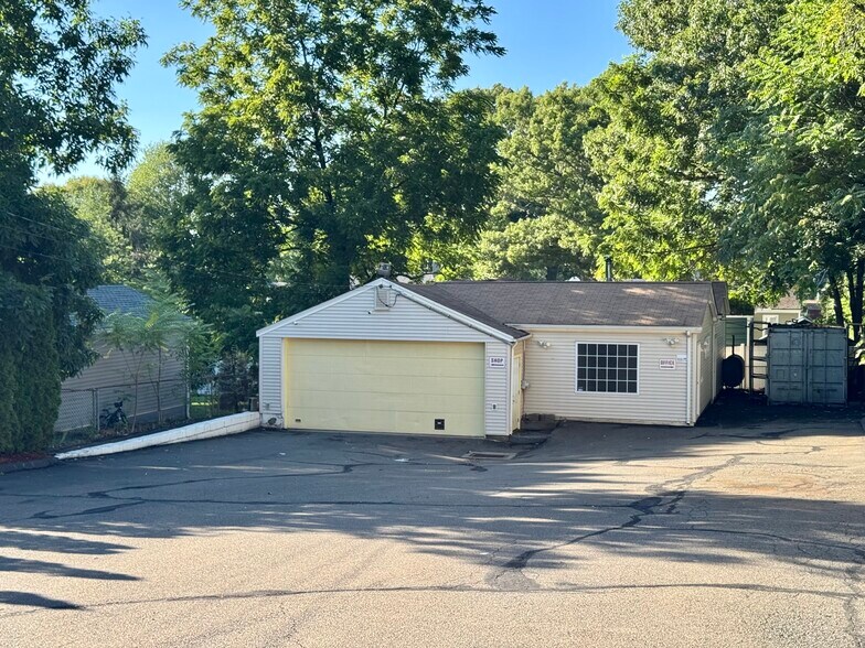 207 Burwell Rd, West Haven, CT à vendre - Photo de l’immeuble – Image 2 sur 5