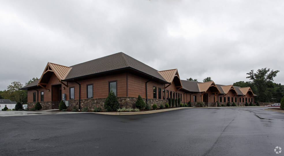 125 Hospital Ave NW, Lenoir, NC à louer - Photo de l’immeuble – Image 3 sur 4