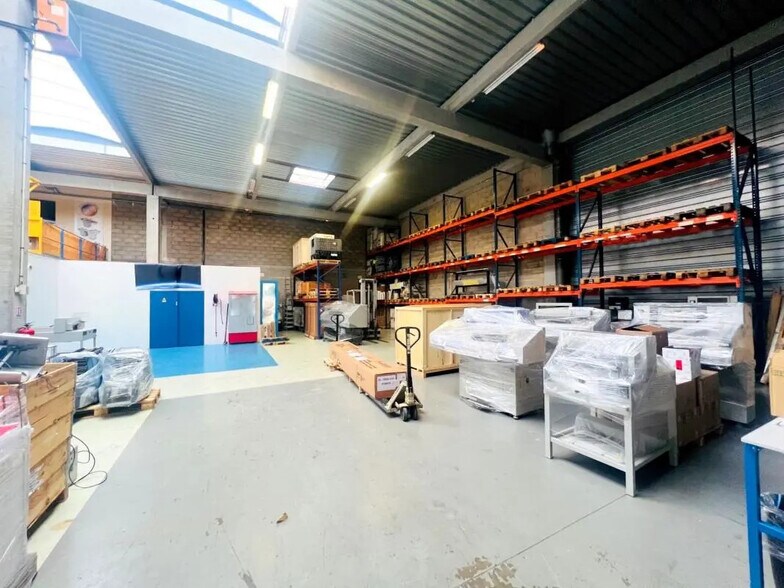 Local d'activités dans Trappes à vendre - Photo de l’immeuble – Image 1 sur 7