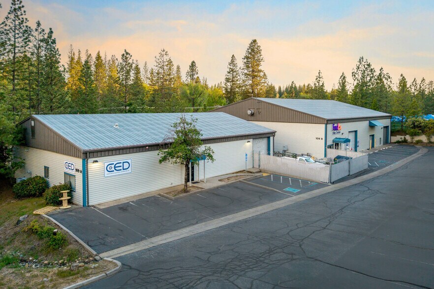 109 Spring Hill Dr, Grass Valley, CA à vendre - Photo principale – Image 1 sur 49