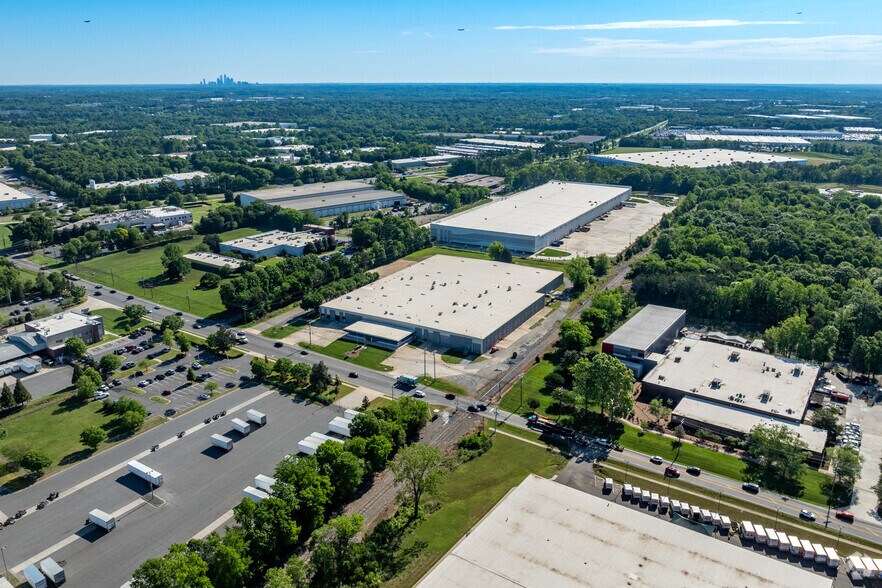 11707 Steele Creek Rd, Charlotte, NC à louer - Photo de l’immeuble – Image 1 sur 30