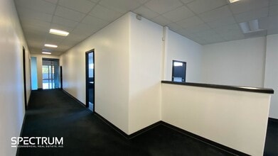 21617-21621 Nordhoff St, Chatsworth, CA à louer Photo intérieure– Image 2 sur 14