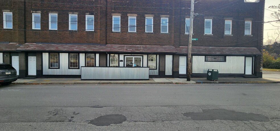 373 Munson Ave, Mc Kees Rocks, PA à louer - Photo de l’immeuble – Image 1 sur 3