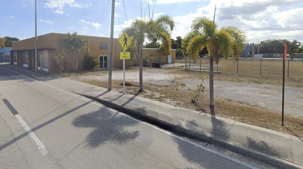 3230 Palm Beach Blvd, Fort Myers, FL à louer - Photo de l’immeuble – Image 2 sur 8