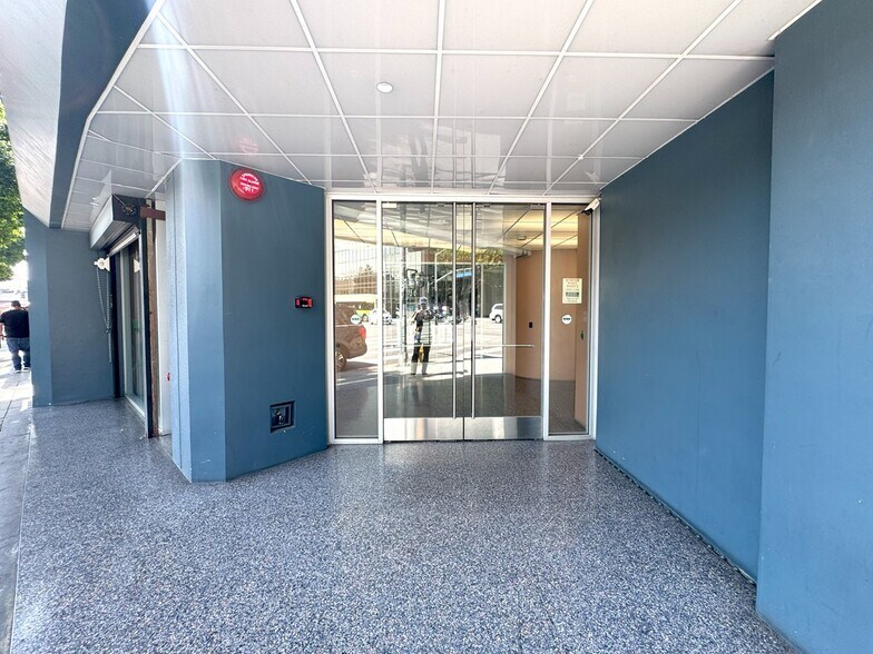 210 E Olympic Blvd, Los Angeles, CA à louer - Photo de l’immeuble – Image 3 sur 15