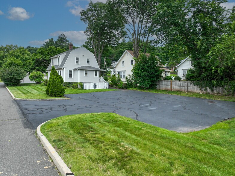 1317 Corbin Ave, New Britain, CT à vendre - Photo de l’immeuble – Image 2 sur 21
