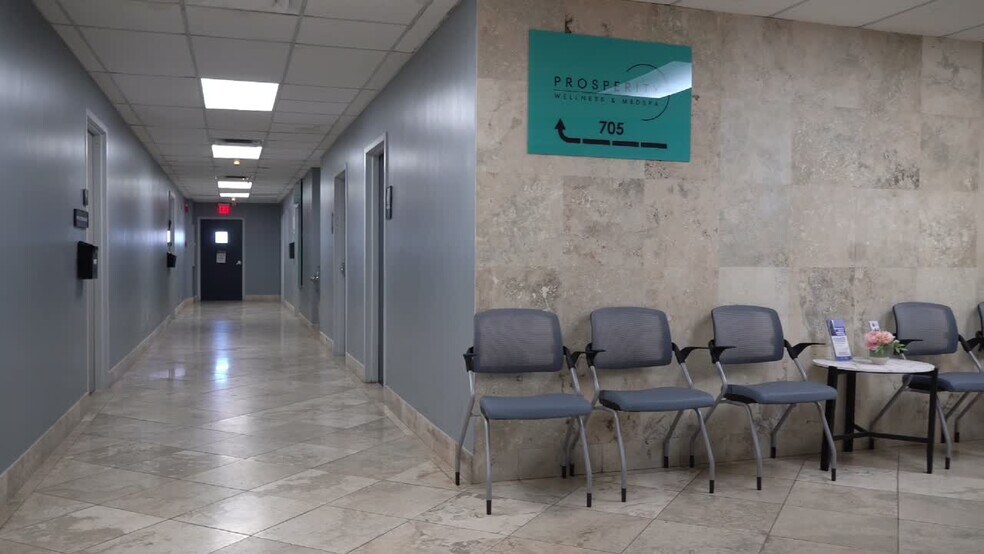 1250 E Hallandale Beach Blvd, Hallandale Beach, FL à louer - Vidéo sur l’annonce professionnelle – Image 2 sur 26