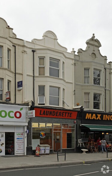 108 Askew Rd, Londres à louer - Photo de l’immeuble – Image 2 sur 3