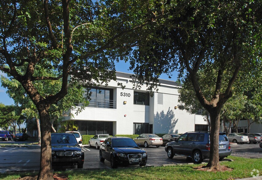5310 NW 33rd Ave, Fort Lauderdale, FL à louer - Photo de l’immeuble – Image 3 sur 6