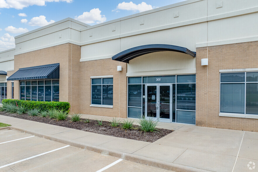1825 Lakeway Dr, Lewisville, TX à louer - Photo de l’immeuble – Image 3 sur 22