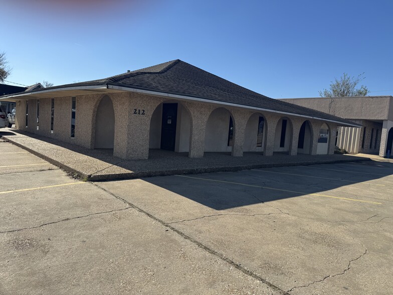 212 E Houston St, Cleveland, TX à louer - Photo principale – Image 1 sur 1