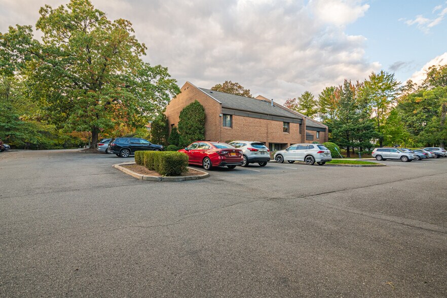 99 Dutch Hill Rd, Orangeburg, NY à vendre - Photo de l’immeuble – Image 3 sur 12