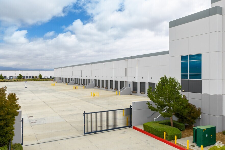 15996 Jurupa Ave, Fontana, CA à louer - Photo de l’immeuble – Image 3 sur 8