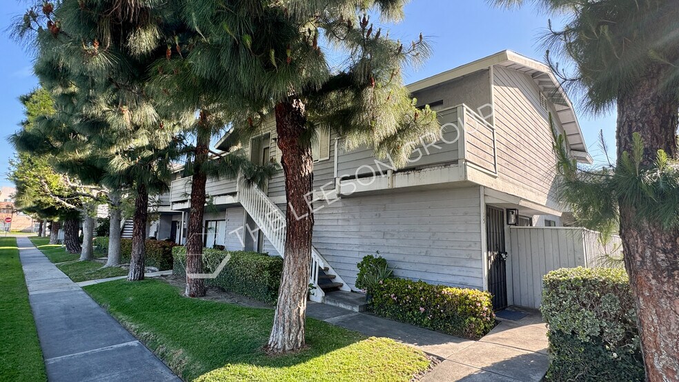 1200 S Sharon Cir, Anaheim, CA à vendre - Photo de l’immeuble – Image 3 sur 18