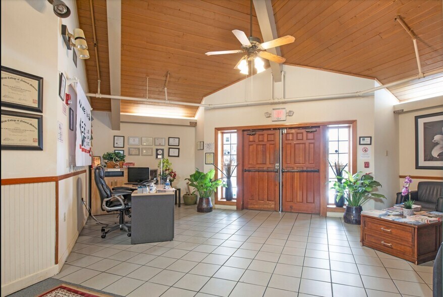 3808 N Tamiami Trl, Sarasota, FL à louer - Photo de l’immeuble – Image 2 sur 10