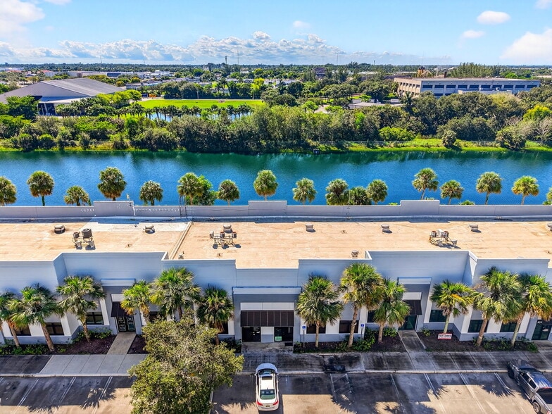 9250 Belvedere Rd, Royal Palm Beach, FL à vendre - Photo de l’immeuble – Image 3 sur 20