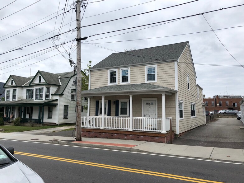 211 Roanoke Ave, Riverhead, NY à vendre - Photo de l’immeuble – Image 2 sur 9