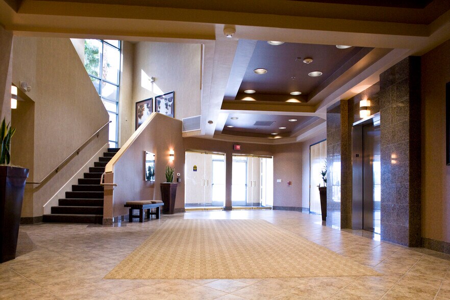 7670 W Lake Mead Blvd, Las Vegas, NV à louer - Photo de l’immeuble – Image 1 sur 3