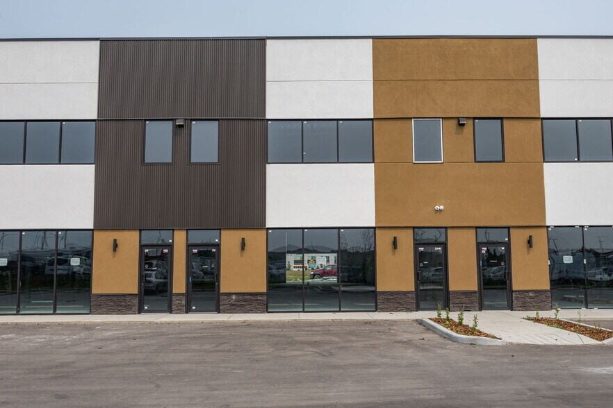 10680 36 St NE, Calgary, AB à louer - Photo de l’immeuble – Image 2 sur 15