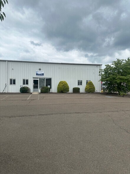 30 Leonardo Dr, North Haven, CT à louer - Photo de l’immeuble – Image 1 sur 4