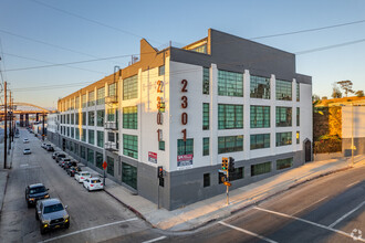 2301 E 7th St, Los Angeles, CA à louer Photo de l’immeuble– Image 1 sur 1