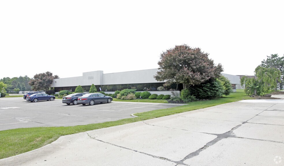 16010 19 Mile Rd, Clinton Township, MI à vendre - Photo de l’immeuble – Image 2 sur 7