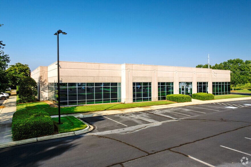 11215 Rushmore Dr, Charlotte, NC à louer - Photo de l’immeuble – Image 2 sur 4