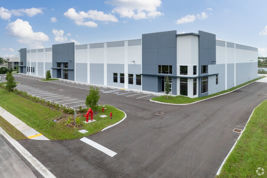 14520 Global Pky, Fort Myers, FL à louer - Photo de l’immeuble – Image 3 sur 26