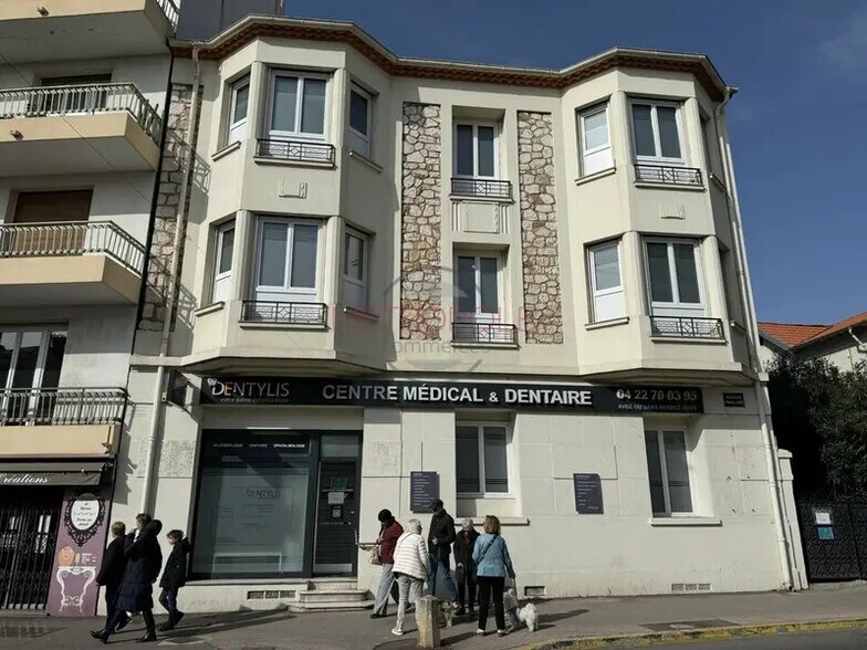 Local commercial dans Cagnes-sur-Mer à louer - Photo de l’immeuble – Image 2 sur 4