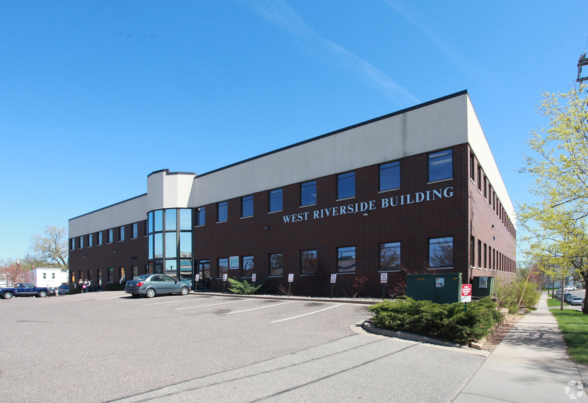 221 W Madison St, Eau Claire, WI à louer Photo de l’immeuble– Image 1 sur 7