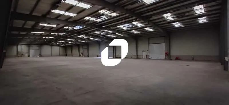 Local d’activités dans Les Mureaux à louer - Photo de l’immeuble – Image 2 sur 3