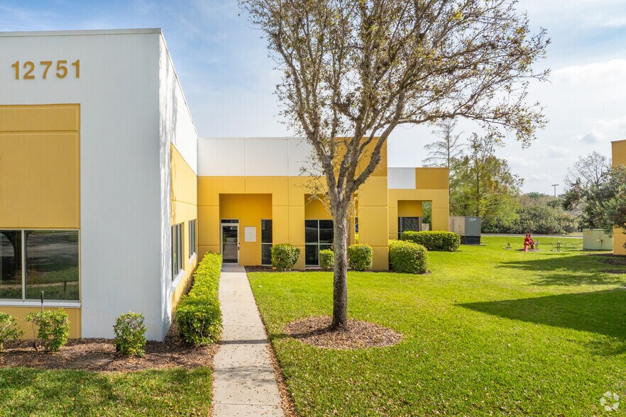 12751 Westlinks Dr, Fort Myers, FL à louer - Photo de l’immeuble – Image 3 sur 7