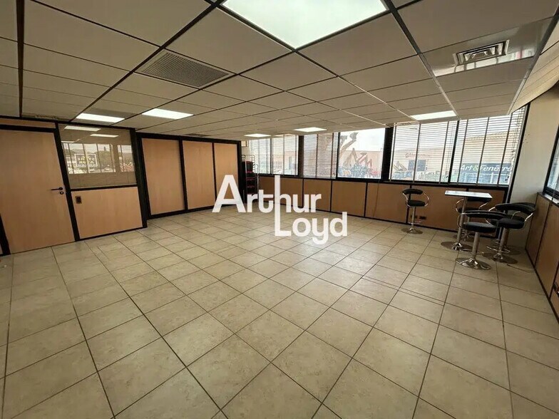 Bureau dans Puget-sur-Argens à louer - Photo de l’immeuble – Image 1 sur 3