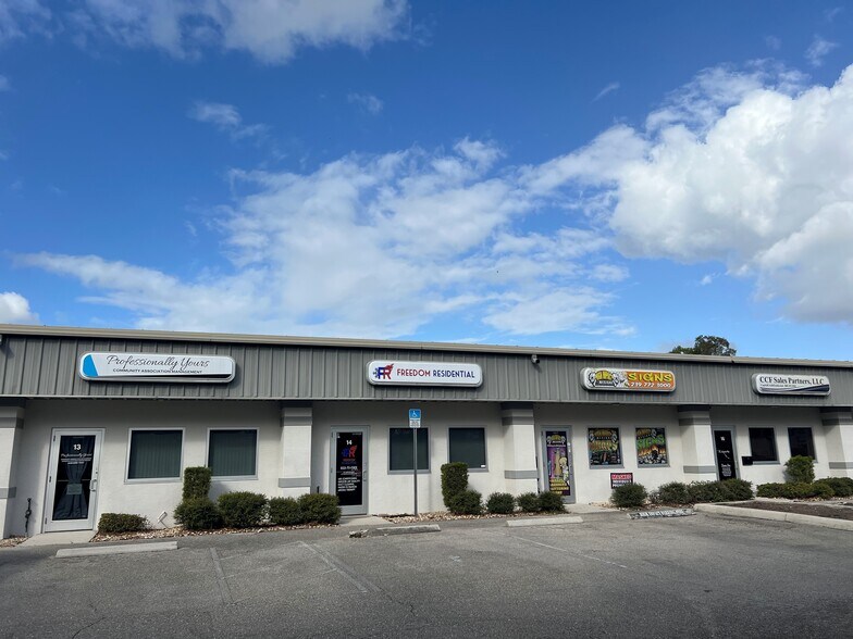 735 NE 19TH Pl, North Fort Myers, FL à louer - Photo de l’immeuble – Image 2 sur 5