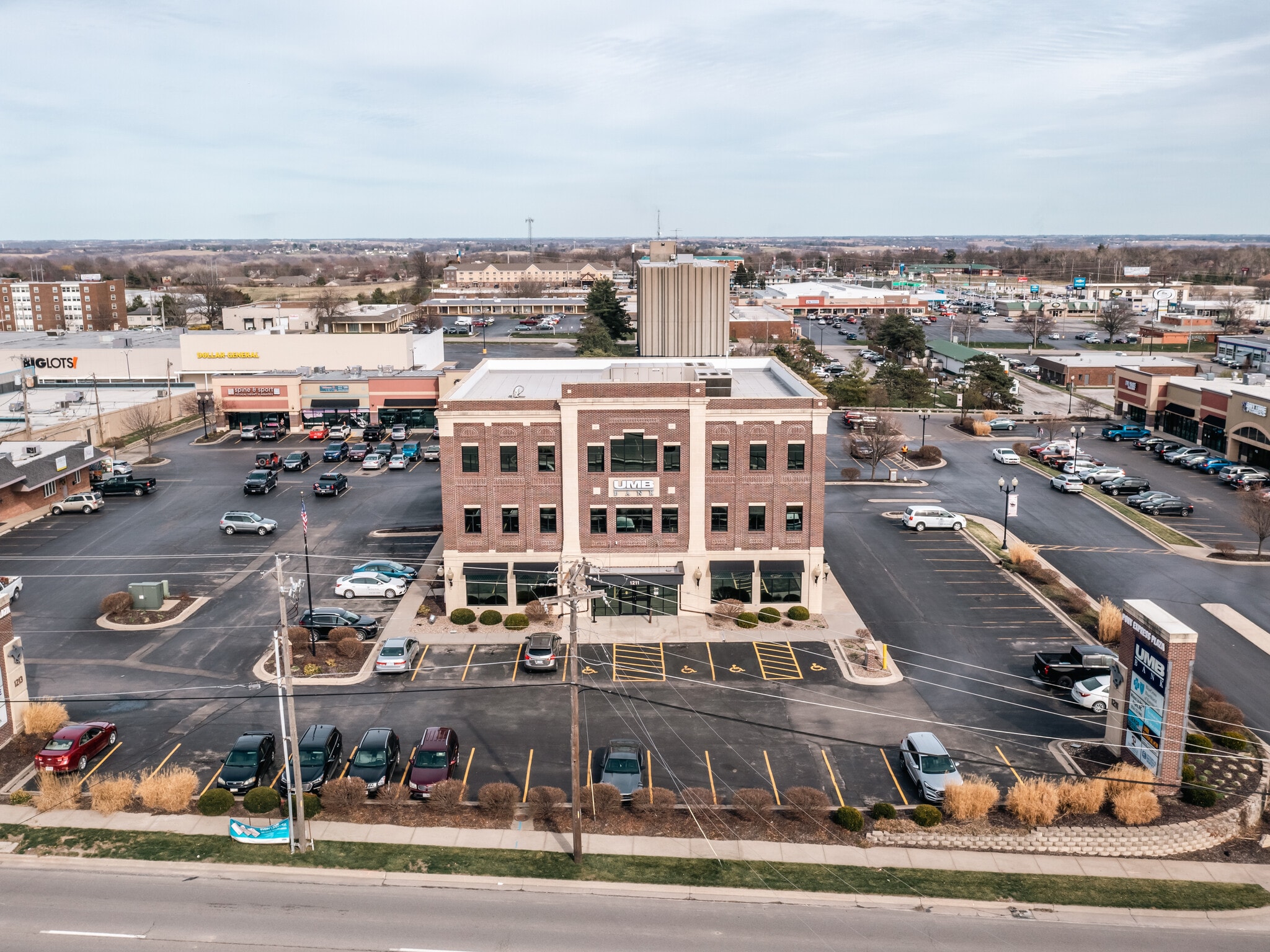 1211 N Belt Hwy, Saint Joseph, MO à louer Photo de l’immeuble– Image 1 sur 1
