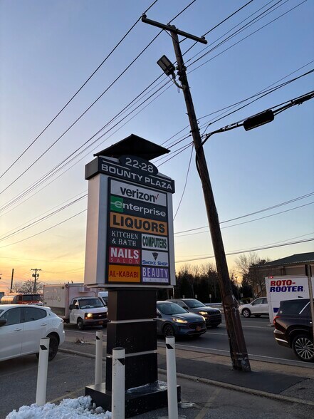 22-28 Hempstead Tpke, Farmingdale, NY à louer - Photo de l’immeuble – Image 1 sur 9