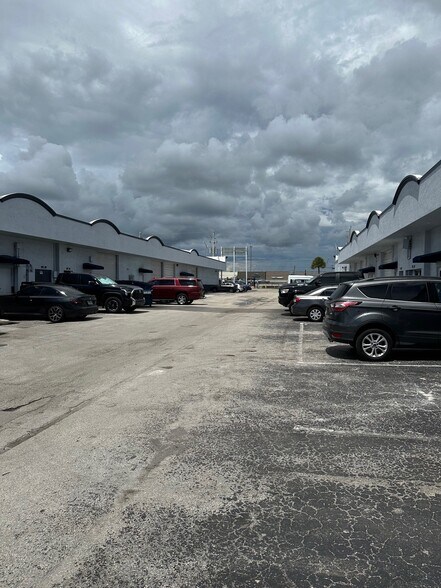 470 Ansin Blvd, Hallandale Beach, FL à louer - Photo de l’immeuble – Image 1 sur 27