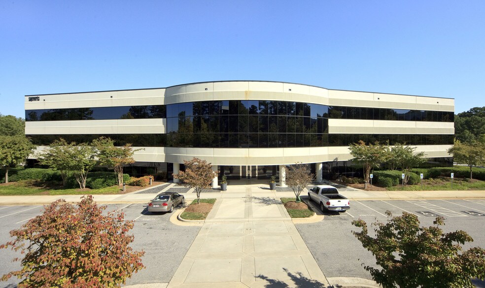 5565 Centerview Dr, Raleigh, NC à louer - Photo de l’immeuble – Image 2 sur 24