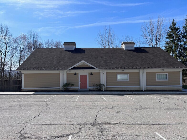 800 Clock Tower Commons, Brewster, NY à vendre - Photo de l’immeuble – Image 3 sur 3