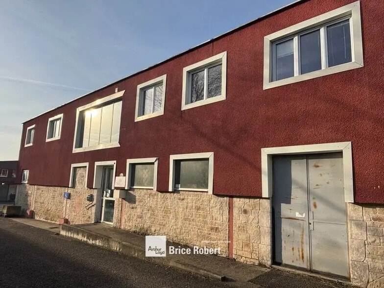 Local d'activités dans Saint-Genis-Laval à vendre - Photo de l’immeuble – Image 3 sur 9