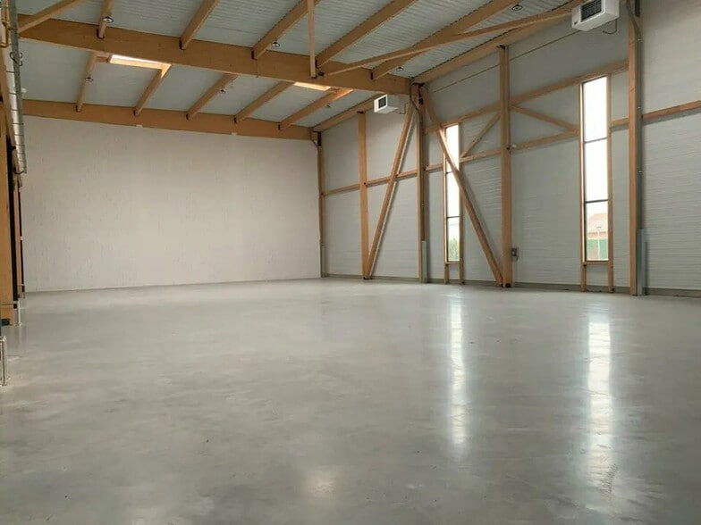 22 Rue Des Freres Lumiere, Saint-Bonnet-de-Mure à louer - Photo de l’immeuble – Image 3 sur 12
