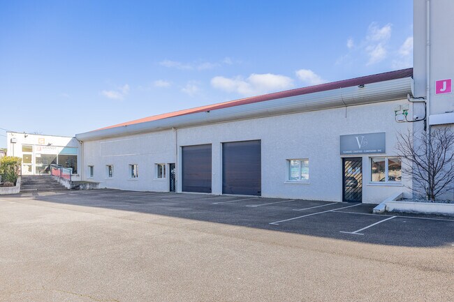 Plus de détails pour Local d'activités à louer